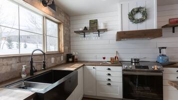 ํ์ฐ์ค (4 Bedrooms) | ์ ์ฉ ์ฃผ๋ฐฉ | ๋์ฅ๊ณ , ์ ์๋ ์ธ์ง, ์ค๋ธ, ์ฟกํ