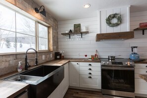 하우스 (4 Bedrooms) | 전용 주방 | 냉장고, 전자레인지, 오븐, 쿡탑