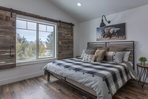 House (4 Bedrooms) | 4 bedrooms, iron/ironing board, travel crib, bed sheets - Cast Iron Moose (Island Park)