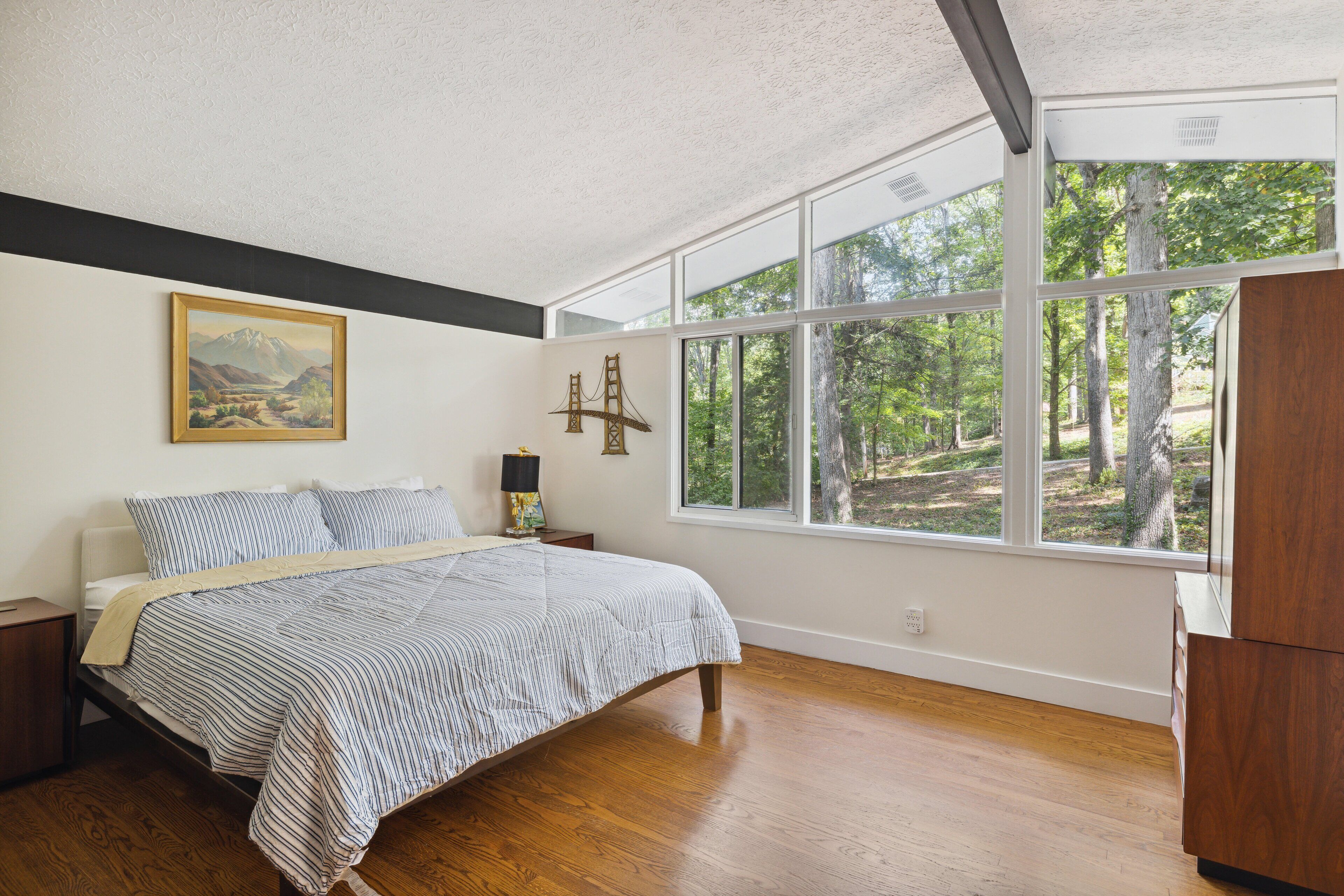 3 bedrooms, travel cot, bed sheets