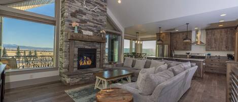 House (5 Bedrooms) | Living area