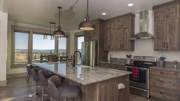 Huis (5 Bedrooms) | Privékeuken | Een koelkast, een microgolfoven, een oven, een kookplaat