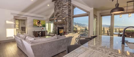 House (5 Bedrooms) | Living area