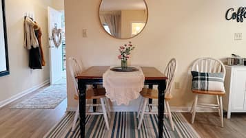 Studio (2 Bedrooms) | Ruang makan