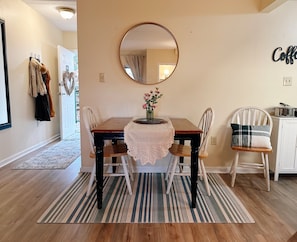 Estudio (2 Bedrooms) | Comedor