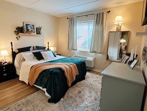 Studio (2 Bedrooms) | 2 Schlafzimmer, Reisekinderbett, Bettwäsche
