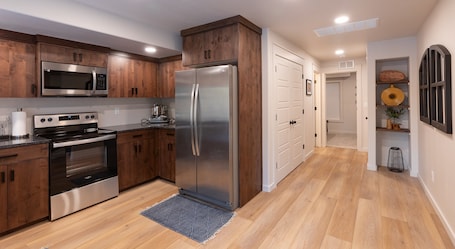 Studio (5 Bedrooms) | Private kitchen | Fridge, microwave, oven, stovetop