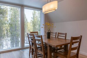 Studio (5 Bedrooms) | Ruang makan