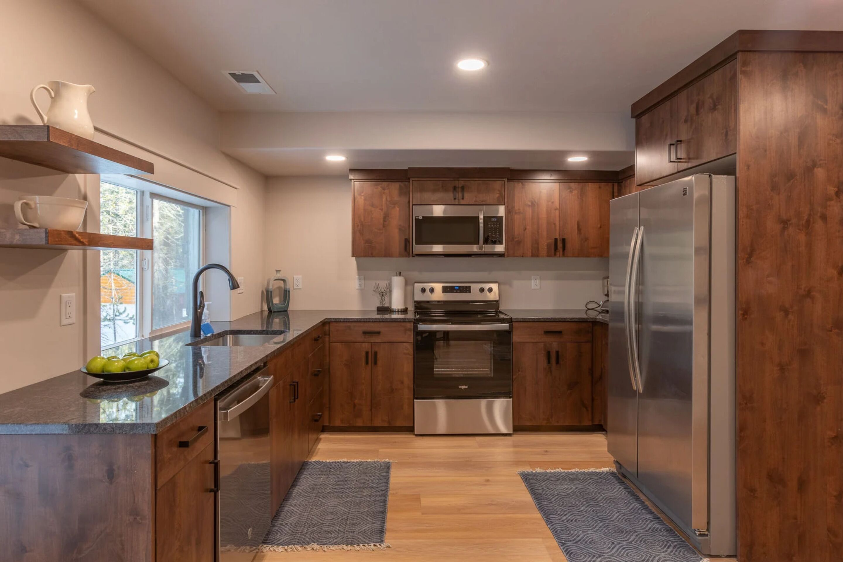 Studio (5 Bedrooms) | Private kitchen | Fridge, microwave, oven, stovetop