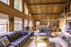 House (5 Bedrooms) | Living area