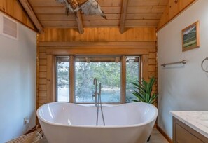Hus (5 Bedrooms) | Bad | Dusj, dusjhode med hydromassaje og håndklær