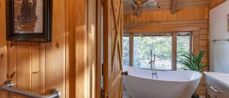 Maison (5 Bedrooms) | Salle de bain | Douche, pomme de douche hydromassante, serviettes fournies
