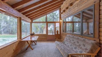 Rumah (5 Bedrooms) | 5 kamar tidur, setrika/meja setrika, tempat tidur bayi, dan seprai linen