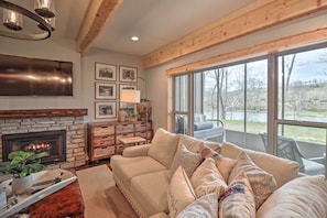 Smart TV, fireplace