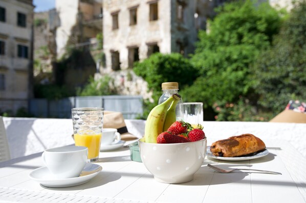 Outdoor dining - Vasiliki House: Corfu Town Apartment Next to amenities (Corfu Town)
