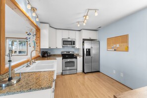 冷蔵庫、電子レンジ、オーブン、コンロ