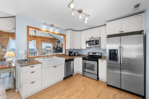 Køleskab, mikrobølgeovn, ovn, kogeplade