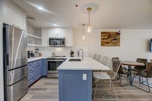 Kylskåp, mikrovågsugn, ugn och spishäll
