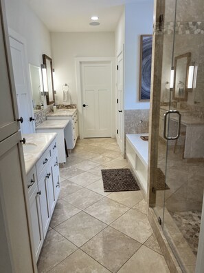 Douche, bidet, serviettes fournies