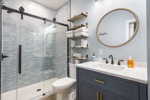 Douche, séchoir à cheveux, serviettes fournies