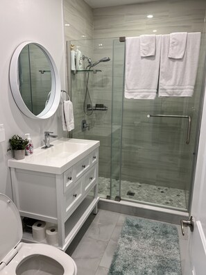 Shower, towels, soap, shampoo - The Merlot, minutes to Niagara's Falls, 3 bedrooms with Hottub and Sauna (Niagara Falls)