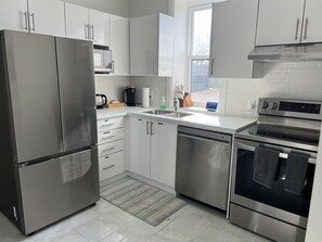 Réfrigérateur, four à micro-ondes, un four, surface de cuisson
