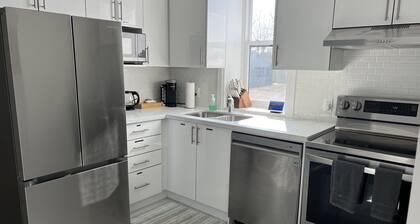 The Merlot, minutes to Niagara's Falls, 3 bedrooms with Hottub and Sauna