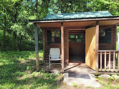 Celtic Glen Farm Stay - Mini Log Cabin
