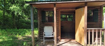 Celtic Glen Farm Stay - Mini Log Cabin
