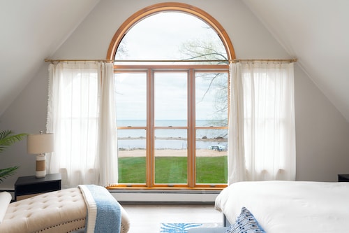 Shorewood Retreat Fall & Winter  - Lakefront Home Harbor Beach, MI