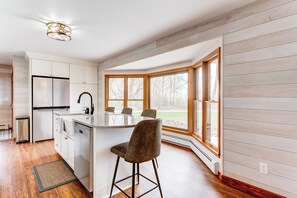 Jääkaappi, mikroaaltouuni, uuni, liesi