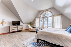 5 bedrooms, desk, iron/ironing board, WiFi