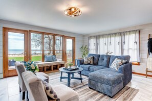 Älytelevisio, takka, DVD-soitin, kirjoja