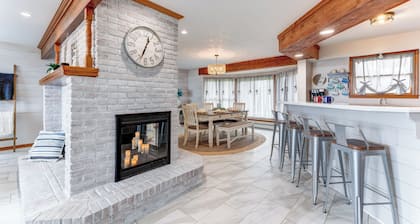 Shorewood Retreat Fall & Winter  - Lakefront Home Harbor Beach, MI