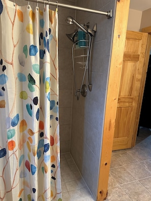 Douche, sĂšche-cheveux, serviettes fournies, savon