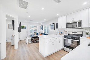 冰箱、微波炉、烤箱、炉灶