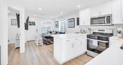 Cozy Cottage, Brand NEW, Private Yard, Walk to All