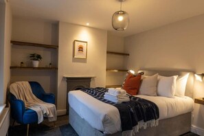 3 habitaciones, escritorio y tabla de planchar con plancha 