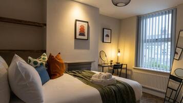 3 bedrooms, desk, iron/ironing board, travel crib