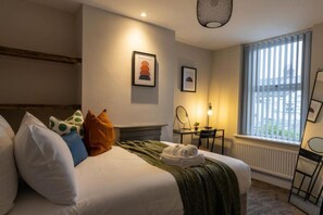 3 bedrooms, desk, iron/ironing board, travel cot - High End City Centre Parking Garden 4 beds (Cardiff)