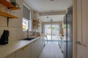 Fridge, microwave, oven, stovetop - High End City Centre Parking Garden 4 beds (Cardiff)