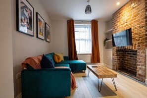 TV, stereo - High End City Centre Parking Garden 4 beds (Cardiff)