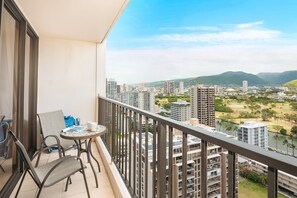 Property grounds - Enjoy Mountain Views w/ Free Parking + Near Beach (Honolulu)