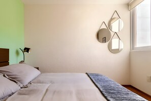 3 habitaciones, tabla de planchar con plancha, wifi y ropa de cama