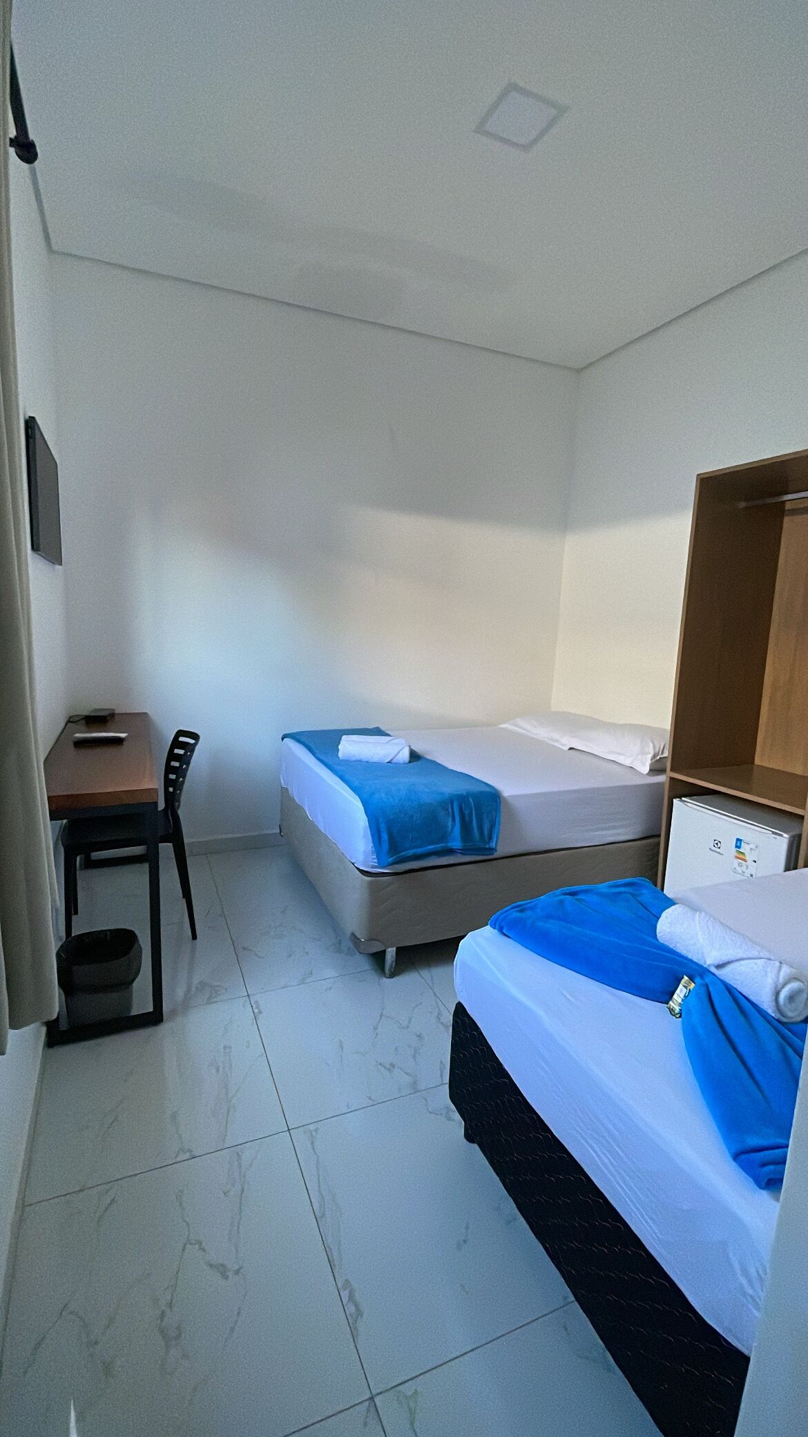 Habitació amb dos llits individuals | 1 dormitori, escriptori i espai de treball apte per a portàtils 