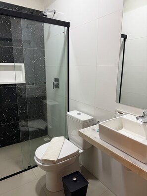 Superior-Doppelzimmer | Badezimmer | Dusche, Handtücher, Seife, Toilettenpapier