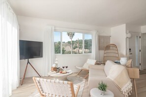 Smart TV, books - Sun-Drenched Coastal Retreat: Luxe 2-Bed Condo Walkable to Avila Beach! (Avila Beach)