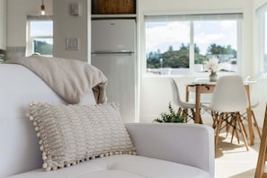 Smart TV, books - Sun-Drenched Coastal Retreat: Luxe 2-Bed Condo Walkable to Avila Beach! (Avila Beach)