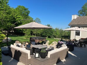 Outdoor dining - RNC? Executive Ranch on 1.5 acres w/ private patio inc hot tub. 30 min to MKE (Hubertus)