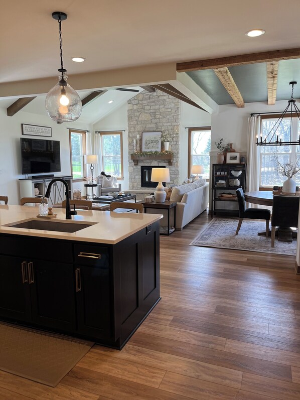 Smart TV, DVD player - RNC? Executive Ranch on 1.5 acres w/ private patio inc hot tub. 30 min to MKE (Hubertus)